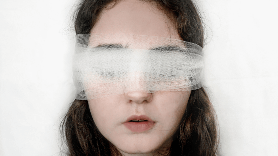 PirraSmith -Escribiendo un personaje con deficiencia visual (se ve la cara de una chica con una venda en los ojos que no es opaca, permite ver un poco a través).