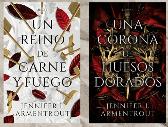 Portadas de los libros Un reino de carne y fuego (fondo blanco en el que hay clavadas flechas doradas y hay algunas hojas rojas) y Una corona de huesos dorados (fondo oscuro con las hojas rojas y delante una corona dorada como con cuernos de ciervo, en el medio de la corona, por dentro, una daga dorada).