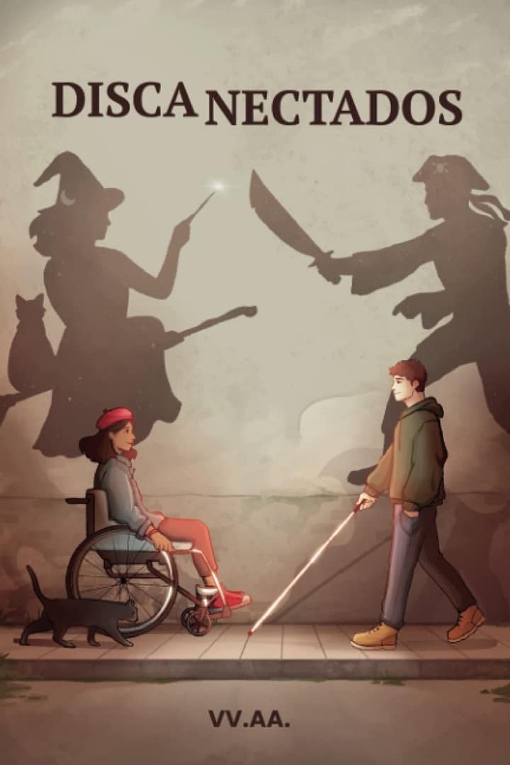 Arriba pone Discanectados con la parte de la palabra "nectados" un poquito por debajo de la otra para dejar visualmente claro que son dos palabras: discapacidad y conexión, mezcladas. Abajo pone VV.AA. porque no podíamos poner todos los nombres de les autores sin ocupar un montón. Se ve una calle en tonos como grises amarronados. Por la izquierda, sobre la acera, viene una chica en silla de ruedas acompañada por un gato negro, su sombra se transforma y es la de una bruja en su escoba acompañada por la sombra del gato, tiene el típico gorro de bruja (en punta) y una varita que lanza un destello. Por la derecha viene un chico con un bastón blanco, su sombra se transforma en la de un pirata y el bastón pasa a ser una espada, lleva el típico gorro de pirata con una calavera. La idea es representar que la discapacidad, en cualquiera de sus formas, puede estar presente en la literatura, aunque solo haya dos tipos de discapacidad presentes y la literatura fantástica. Espero que os guste.